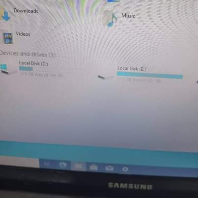 A picture of Samsung laptop duocore 4gb ram 320gb hdd at 250k. Call