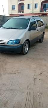 A picture of Toyota sienna 2001