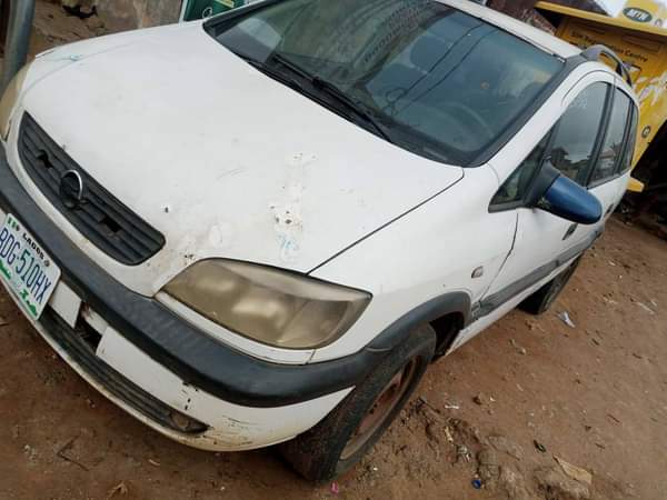 A picture of Open zafira Engine and gear perfect Manual First body Pric