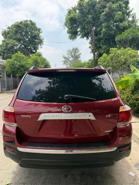 A picture of Well maintained 2010 Toyota Highlander limited edition
