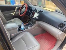 A picture of 2008 Highlander with Andriod and leather seats Chilling AC New