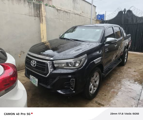 A picture of Toyota Hilux 011 08168128003