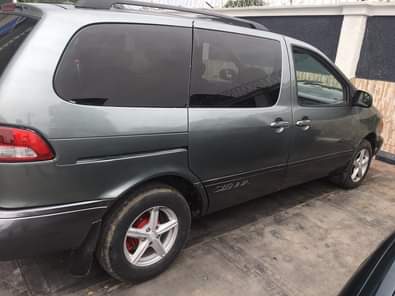 A picture of Toyota Sienna 1999 model Gear selecting perfectly Noiseless engine Clean