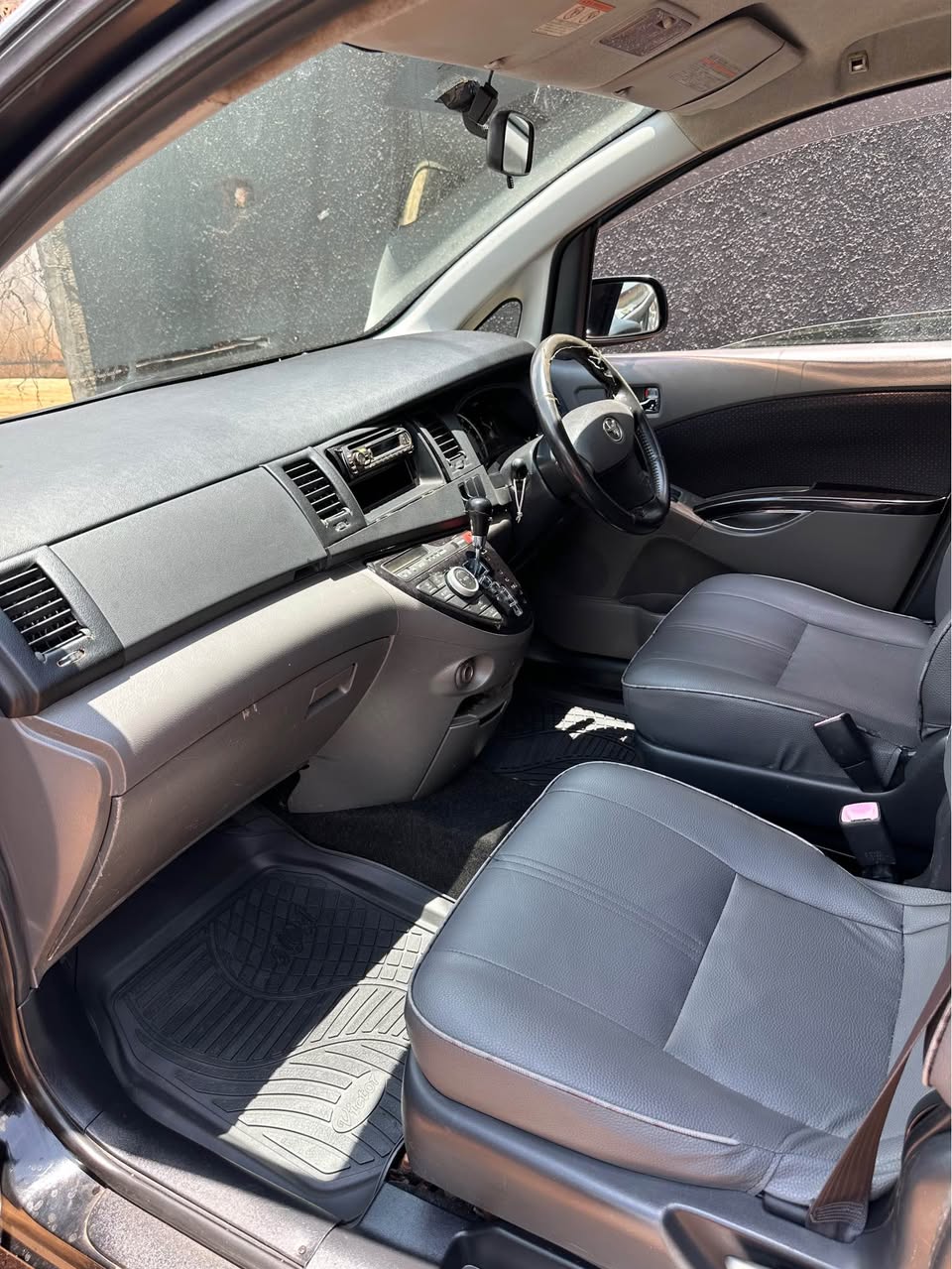 A picture of Toyota Isis 20m Negotiable