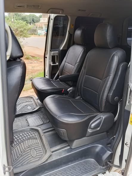A picture of TOYOTA NOAH SI 2011