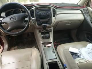 A picture of Wine red Toyota highlander