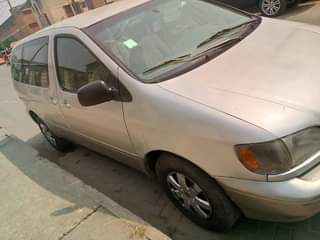 A picture of Toyota Sienna 99