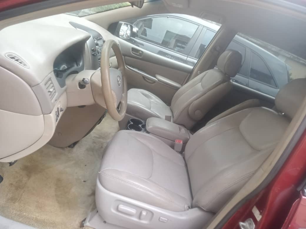 A picture of Toyota sienna 2007 model Belgium 