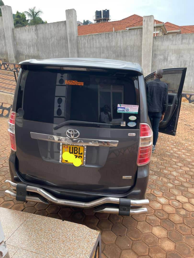 A picture of TOYOTA NOAH