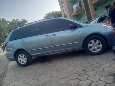 A picture of 2006 TOYOTA SIENNA