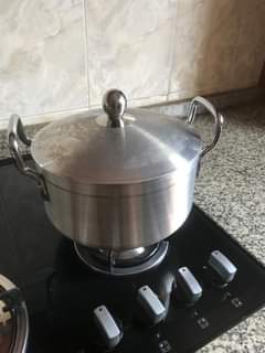 A picture of 14kg gas cylinder with regulator and hose plus a beautiful