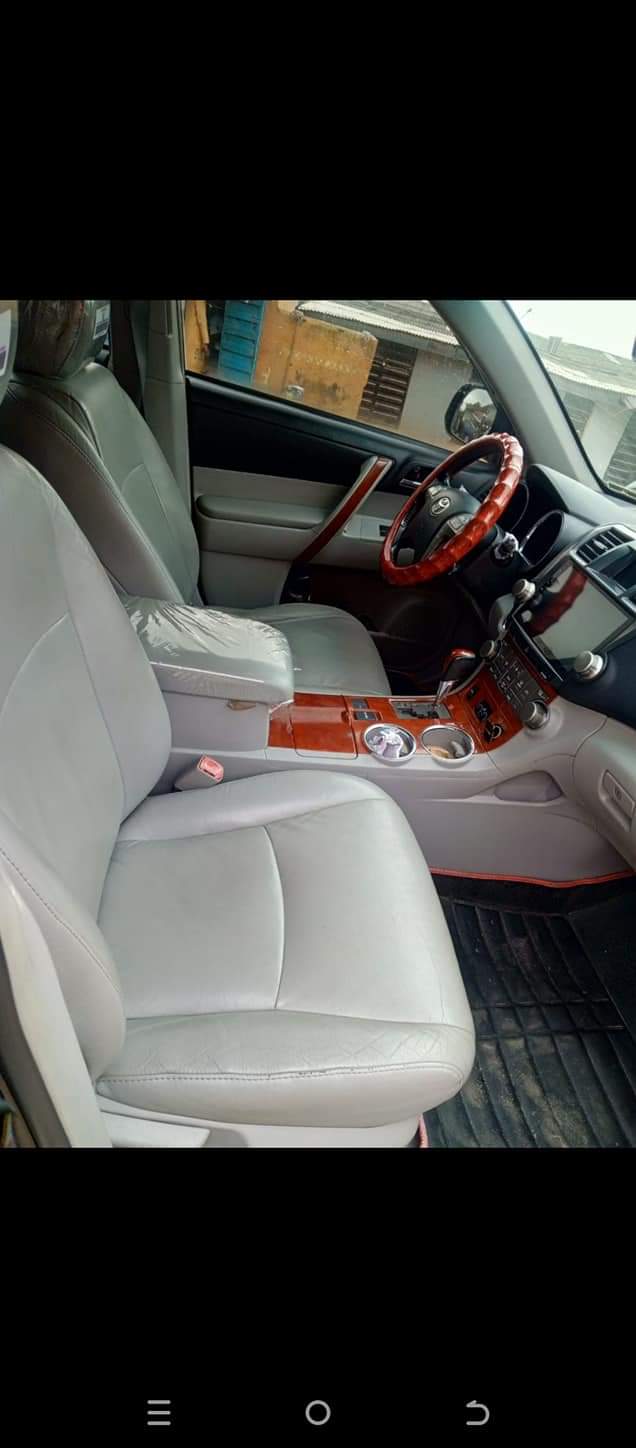 A picture of Toyota Highlander limited edition 3row full option with reverse camera
