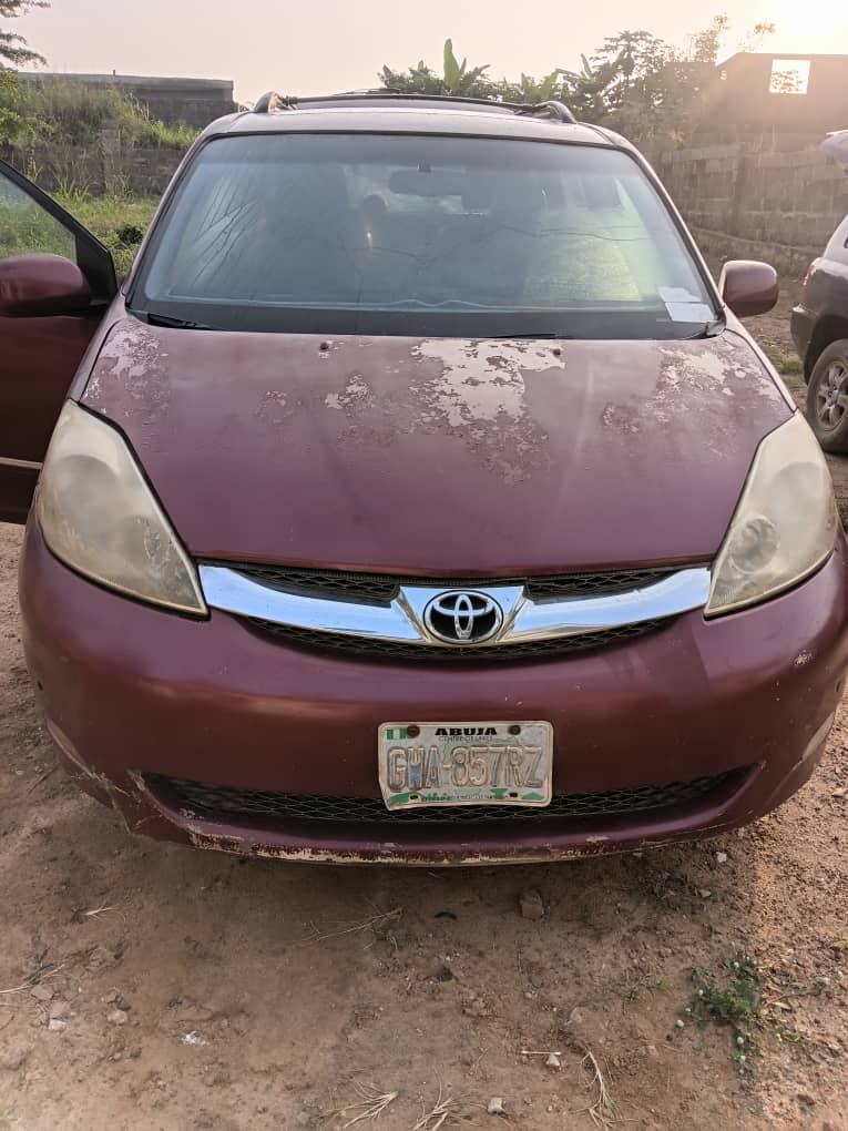 A picture of Awoof Awoof 2008 Toyota Sienna.. tokunbo Engine Gear select only