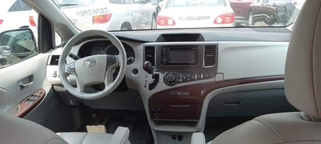 A picture of Tokunbo 2014 Sienna with 2 power doors full option Price