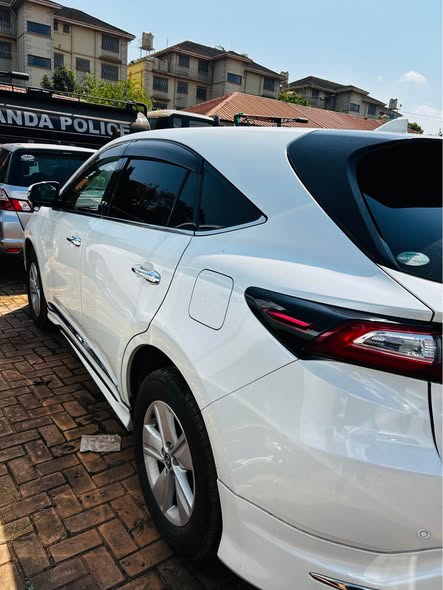 A picture of TOYOTA HARRIER