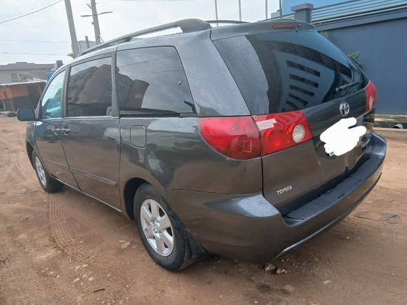 A picture of Toyota sienna 07