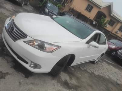 A picture of 2012 Lexus Es350 white