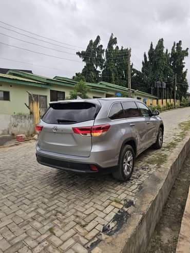 A picture of Foreign used 2016 Toyota Highlander 2024 Entry With Panoramic roof