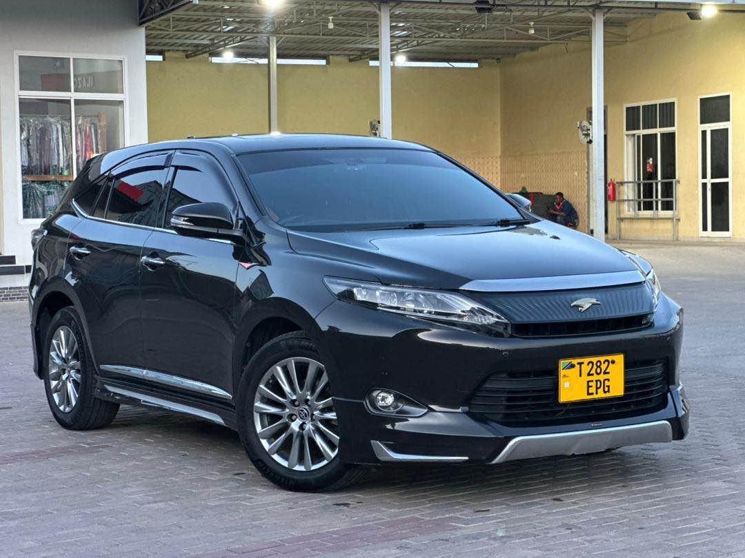 A picture of BADO IPO TOYOTA HARRIER NEW Year 2015 Cc 1986 Full