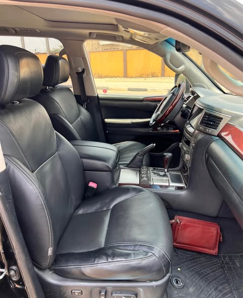 A picture of LEXUS LX570 2015 1st body