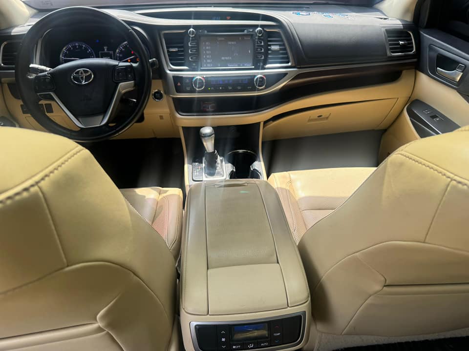 A picture of 2016 Toyota highlander