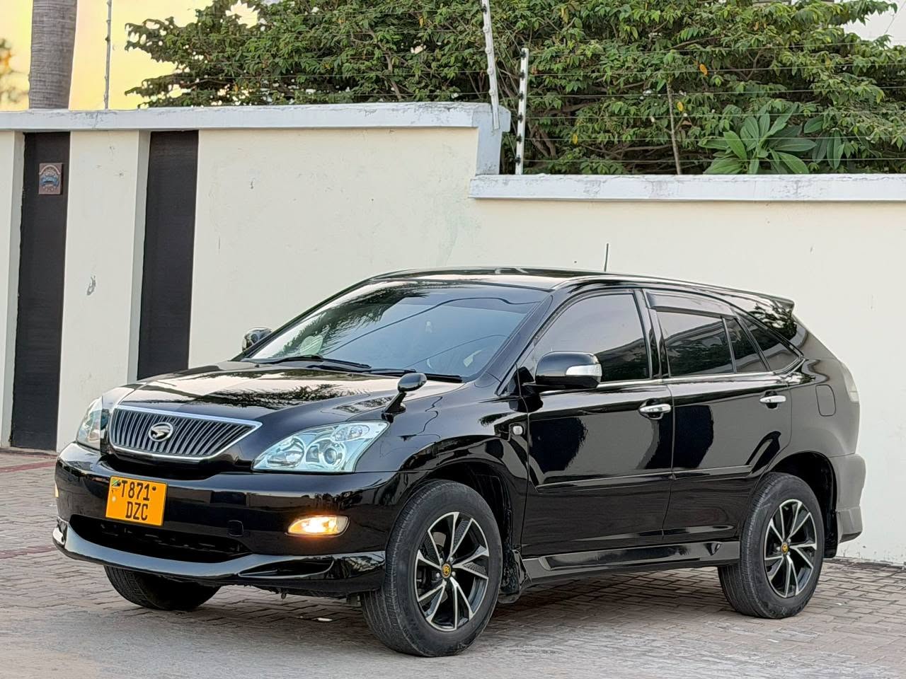 A picture of Toyota Harrier Year 2007 Cc 2360 Sportsrim Tesla screen Price