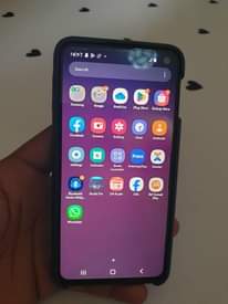 A picture of Samsung s10e