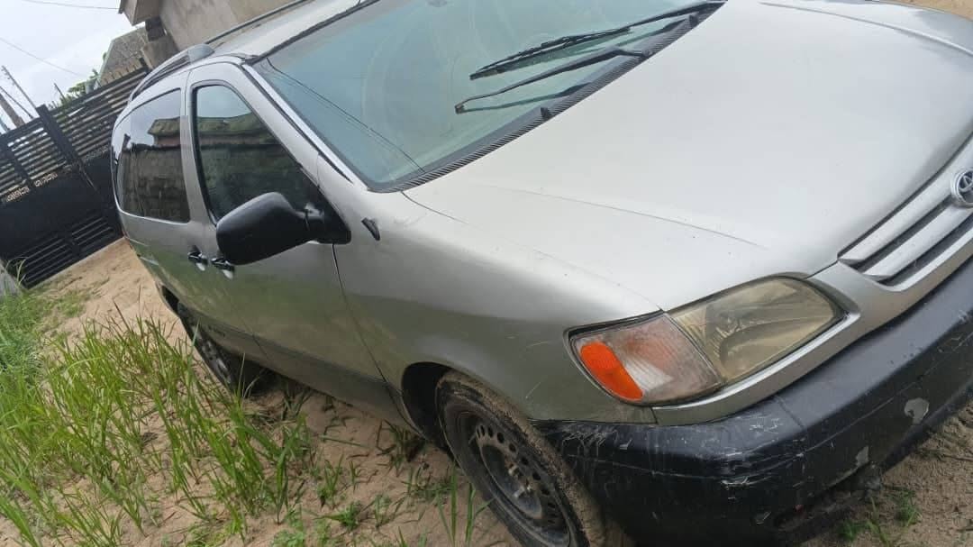A picture of TOYOTA SIENNA 03