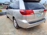 A picture of Toyota sienna 05