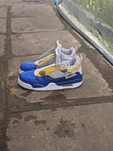 A picture of Hizo hapo jordan 4 bado mpya kabisa zinadai