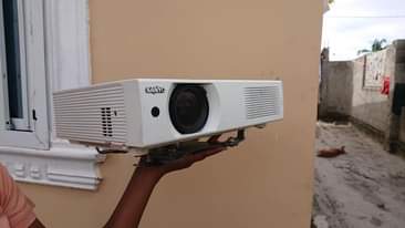 A picture of chukua projector used from UK kwa 220000 tu inaonyesha usiku