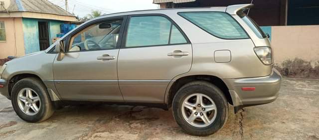A picture of Lexus 300 For sale for sale in good condition Gear