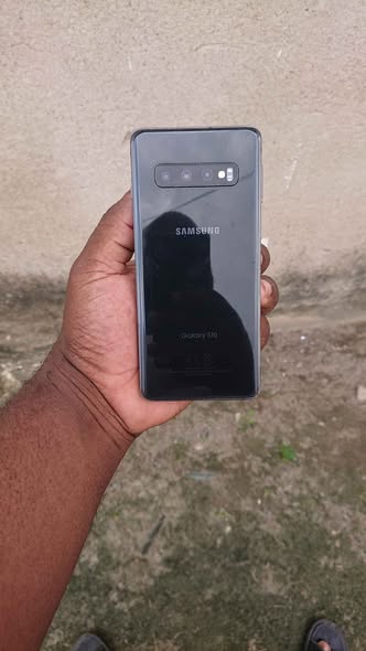 A picture of SAMSUNG S10