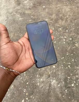 A picture of Iphone x plain