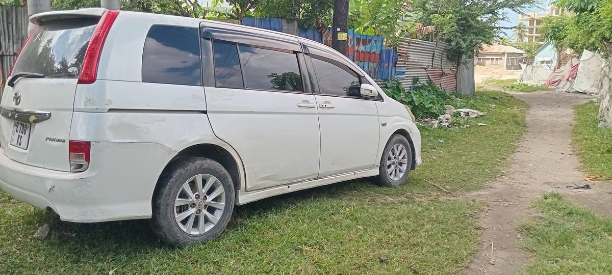 A picture of A car for sale Toyota isis platana