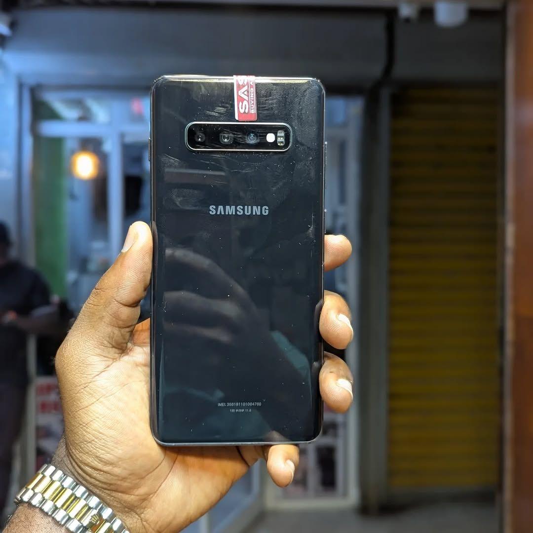 A picture of Samsung Galaxy S10 CLEAN