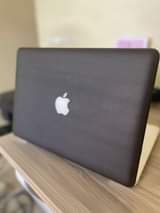 A picture of MacBook 2010 Intel Ram 4gb Hdd500gb Processor 2.4ghz Charge 4
