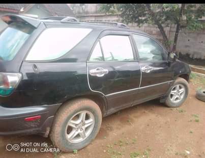 A picture of LExus Rx 300 02model First body Bonet need paint Ac