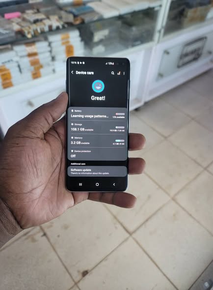 A picture of Samsung galaxy s10plus 128gb 8gbram on screen fingerprint at only