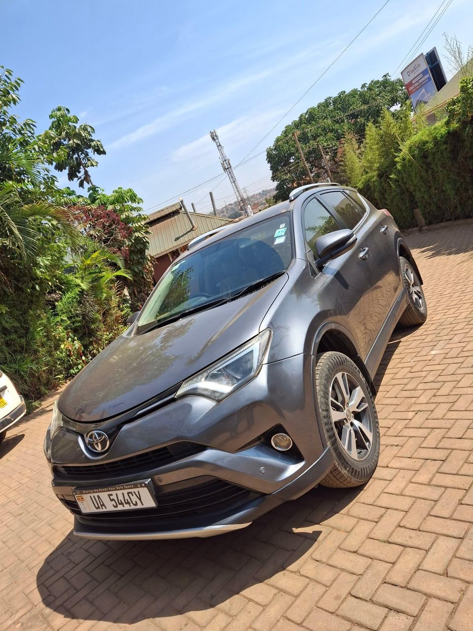 A picture of Rav4 2018 at 100m 0759700430