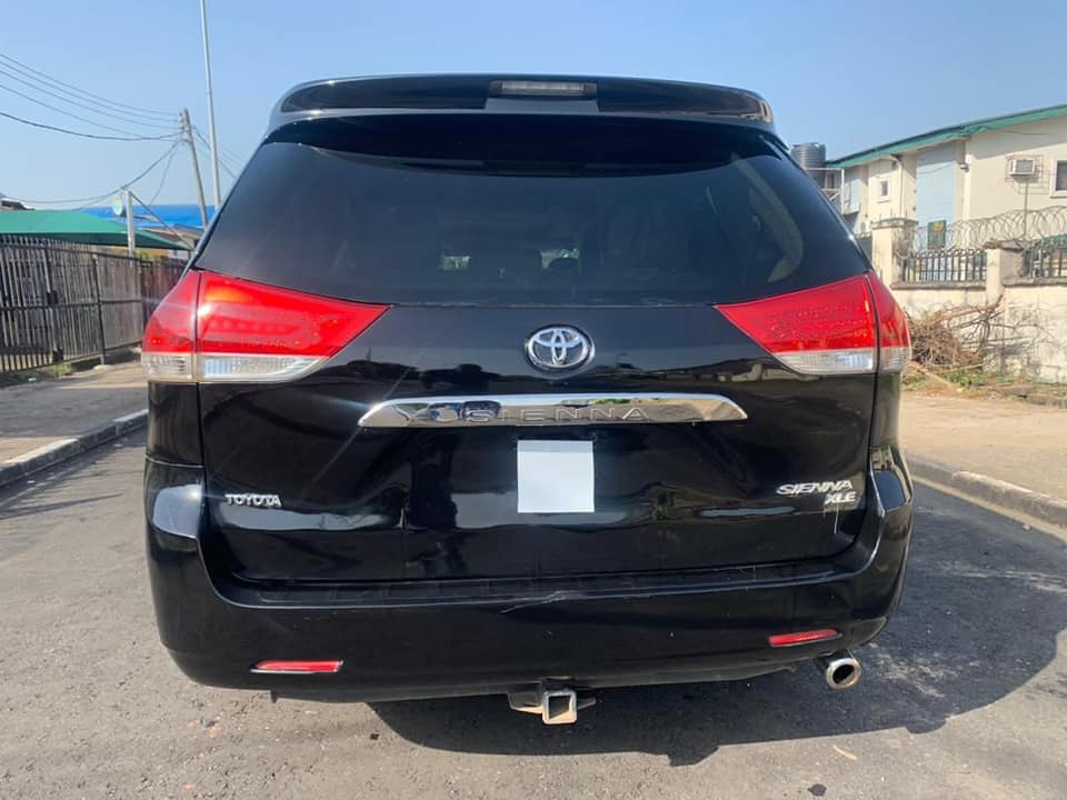 A picture of Toyota Sienna 2012 model