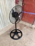 A picture of Njoo na 30 000 tu ubebe feni hiyo ni nzuri