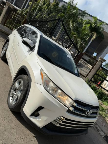 A picture of 2016 First body Toyota Highlander