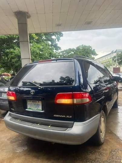 A picture of Belgium Standard Toyota Sienna 2002 First body AC chilling power