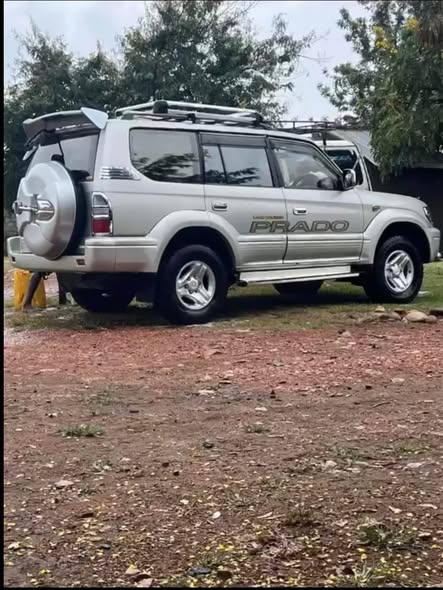 A picture of 2002 Toyota Land Cruiser