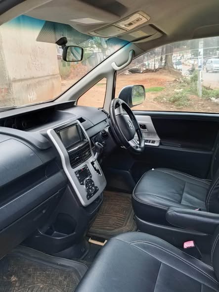 A picture of TOYOTA NOAH