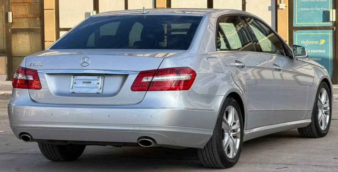 A picture of MERCEDES BENZ E300