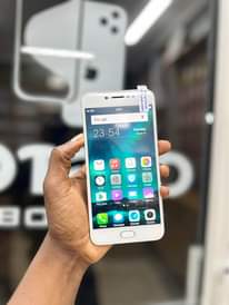 A picture of Vivo Y67 128gb ram6 Tsh 100 000 tu. Tunapatikana uhasibu