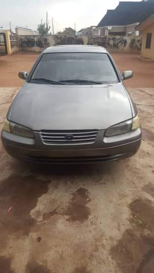 A picture of 2000 Toyota Camry LE
