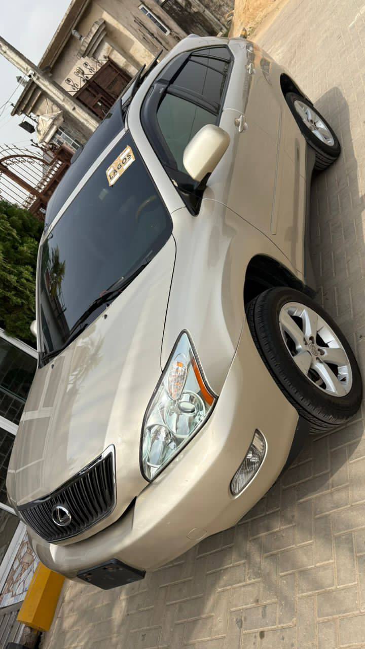 A picture of Lexus Rx330